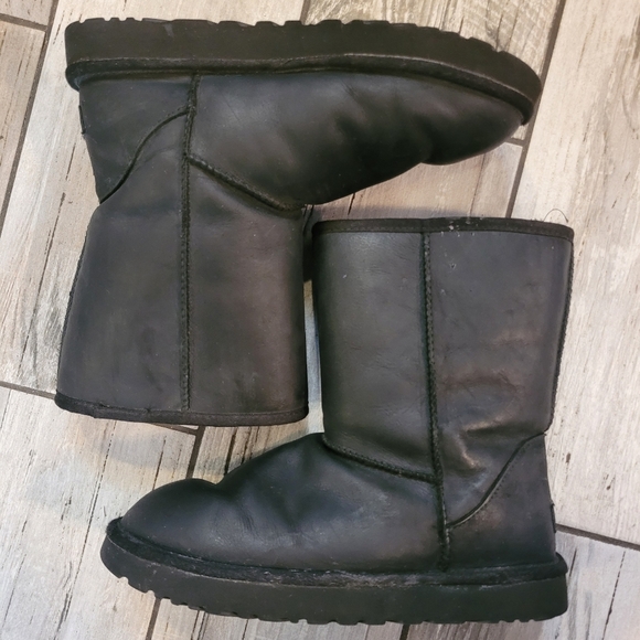 UGG Classic short black LEATHER Women's boots 10 comfy warm shearling lined - Picture 5 of 13
